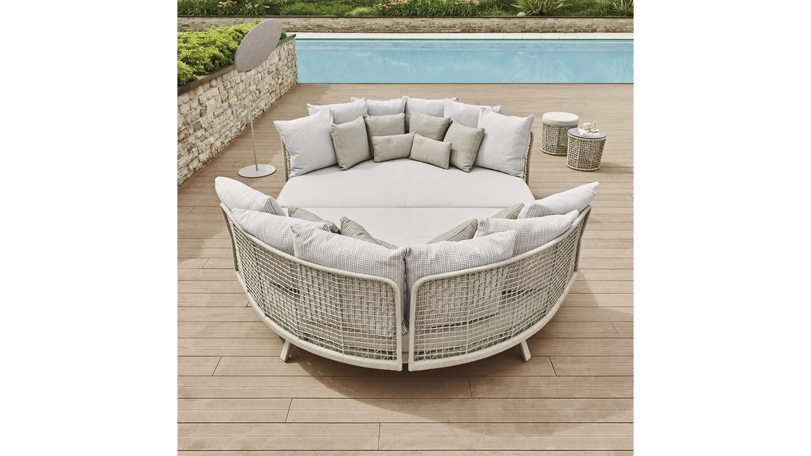 Divano Emma Daybed Compact in fibra intrecciata di Varaschin