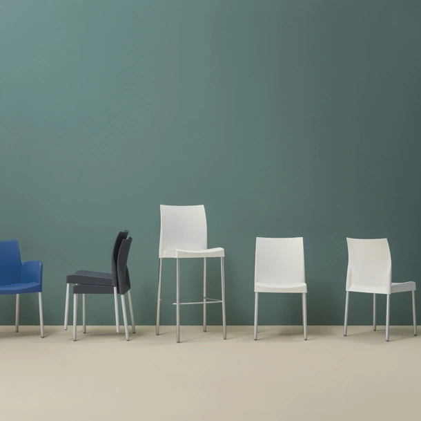 Sedia e Sgabello Outdoor in plastica con gambe in alluminio Ice di Pedrali