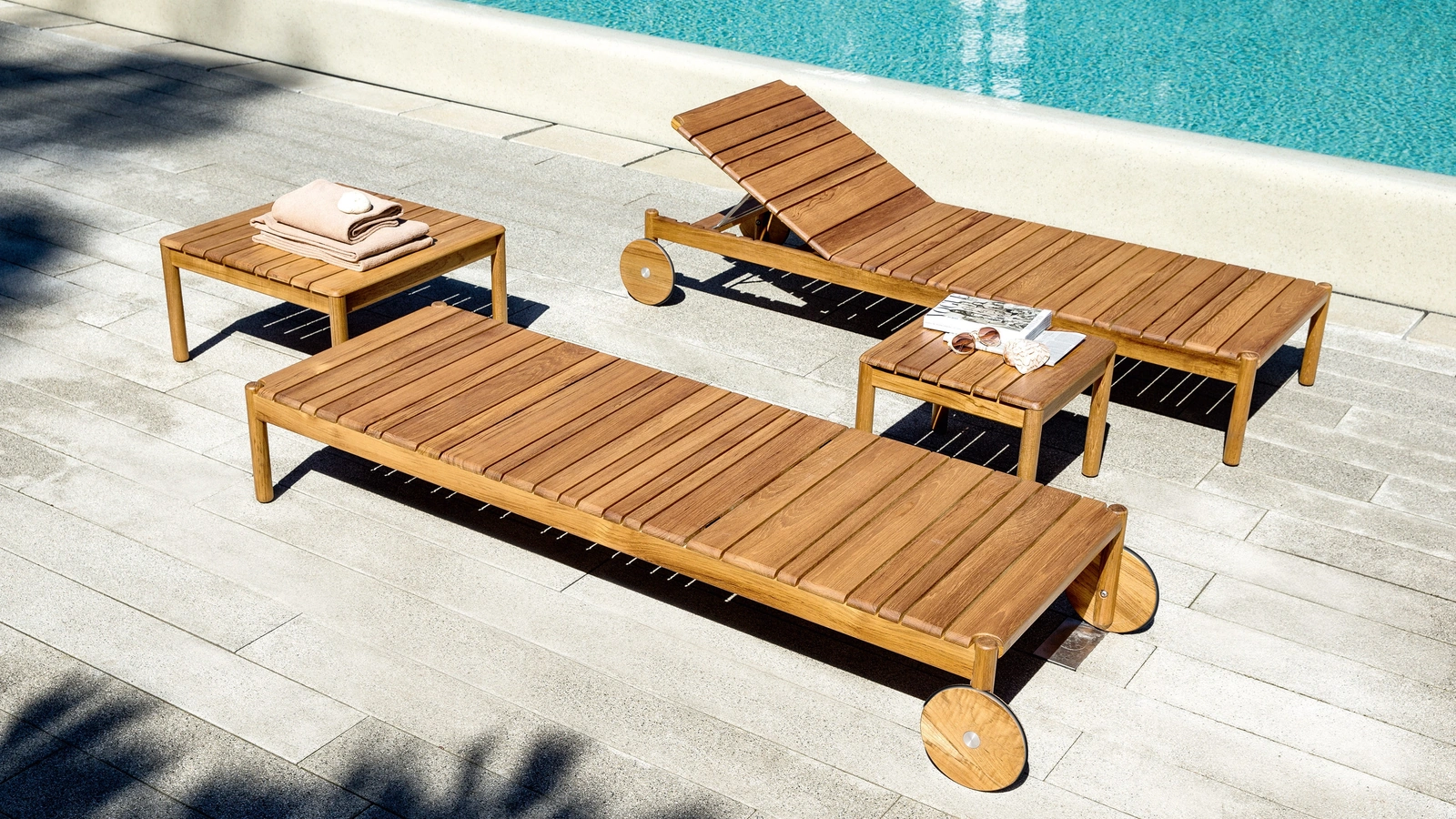 Lettino e tavolino in Teak Barcode di Varaschin