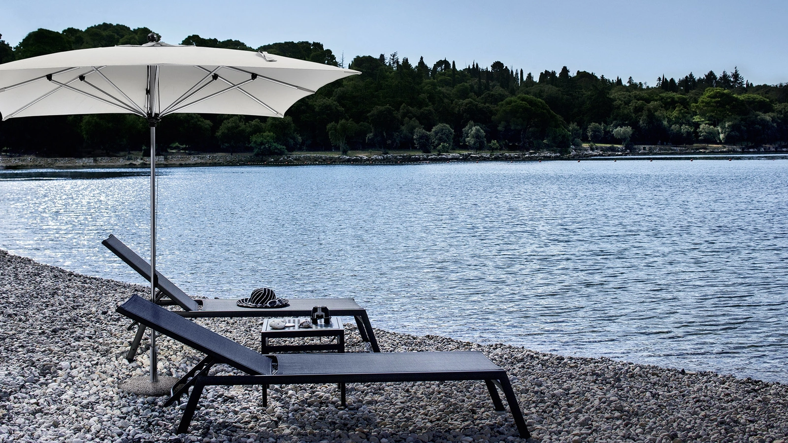 Ombrellone Amalfi in alluminio con base in cemento e tendaggio in poliestere di Varaschin