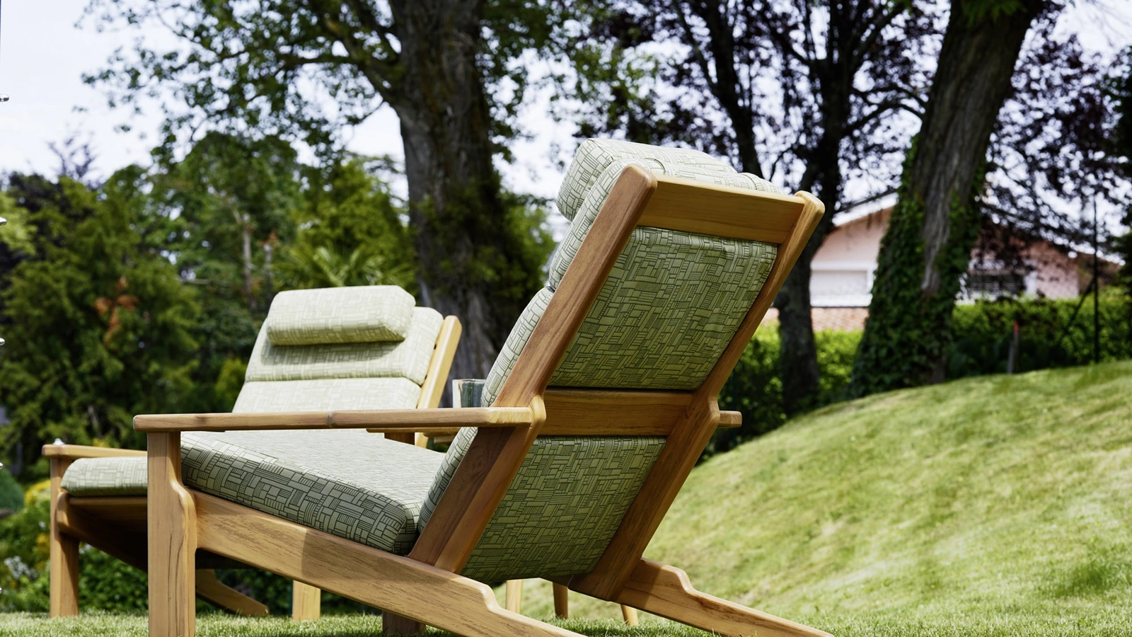 Poltrona Bali Bergère in massello di Teak e tessuto imbottito di Varaschin
