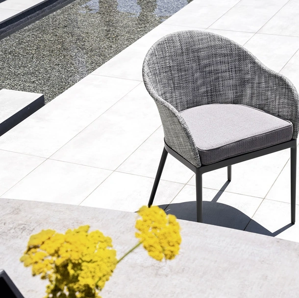 Poltroncina a pozzetto in tessuto tecnico PVC con cuscino imbottito Clever di Varaschin