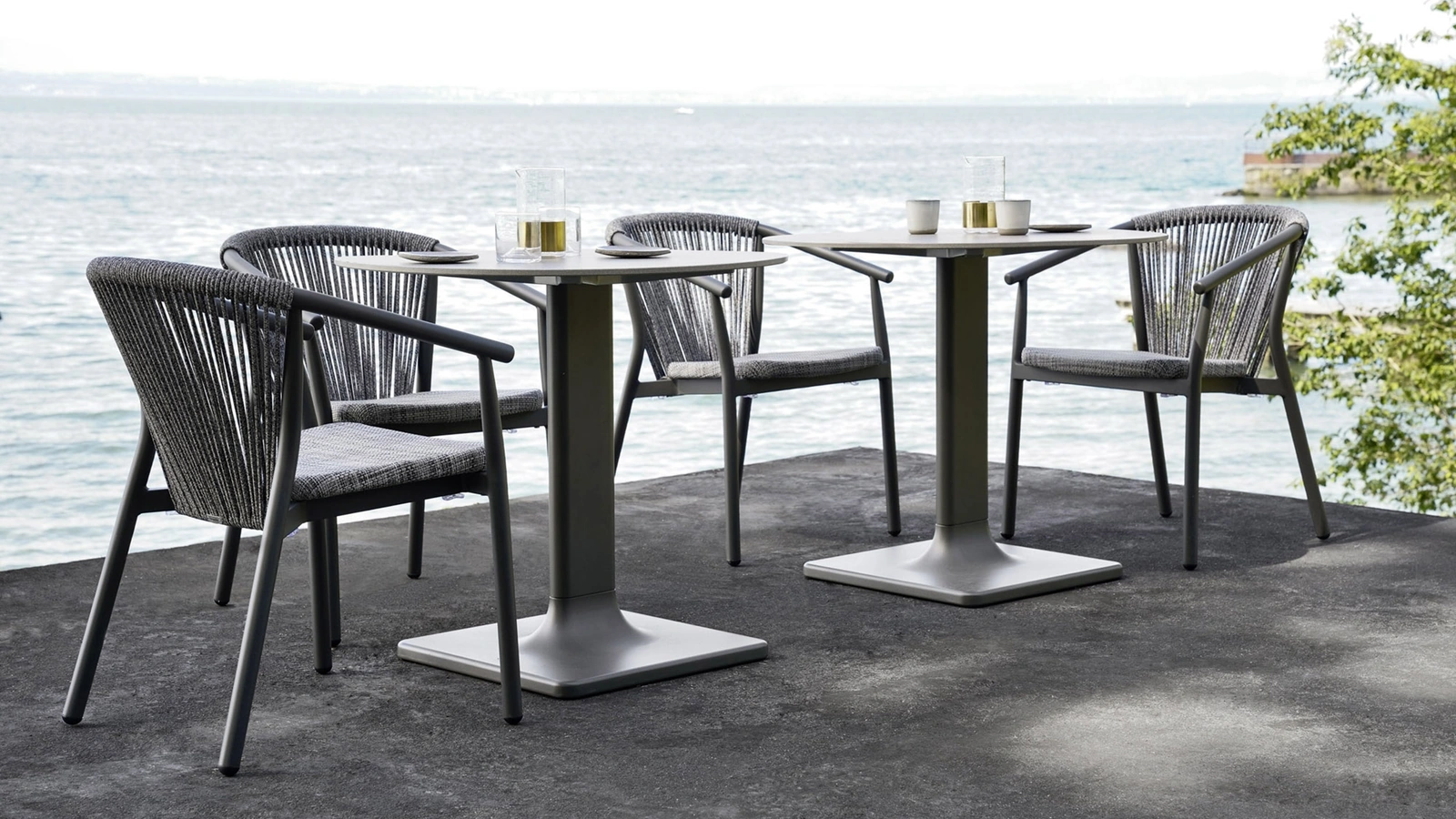 Poltroncina e Tavolo con struttura in alluminio, seduta in PVC e schienale in cordino sintetico Smart di Varaschin