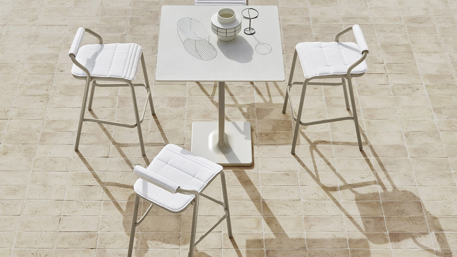 Sgabello Noss elegante e slanciato in tubo di alluminio con seduta rivestita in tessuto imbottito di Varaschin