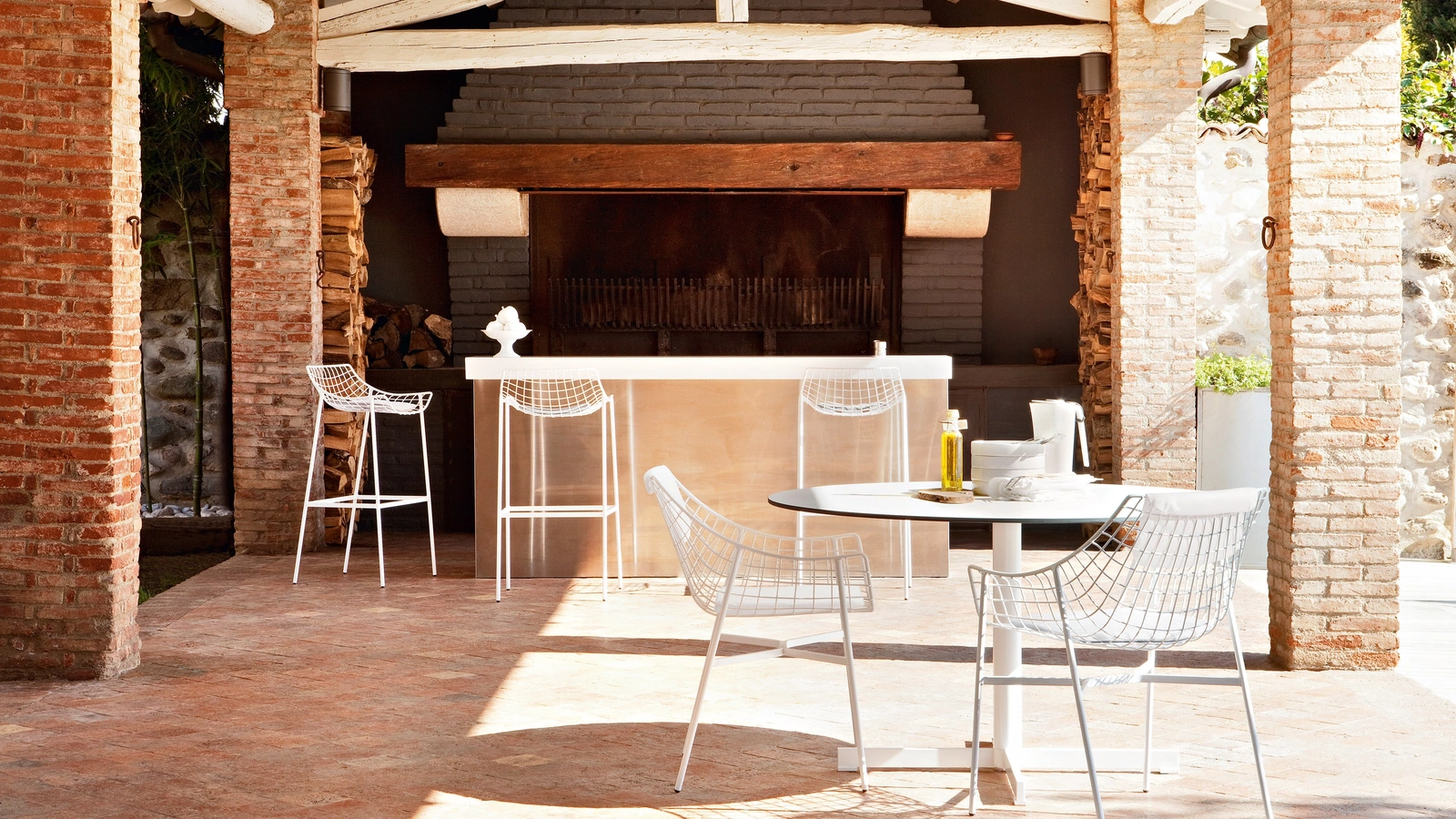 Tavolo rotondo Summer Set Base in acciaio con top in HPL di Varaschin