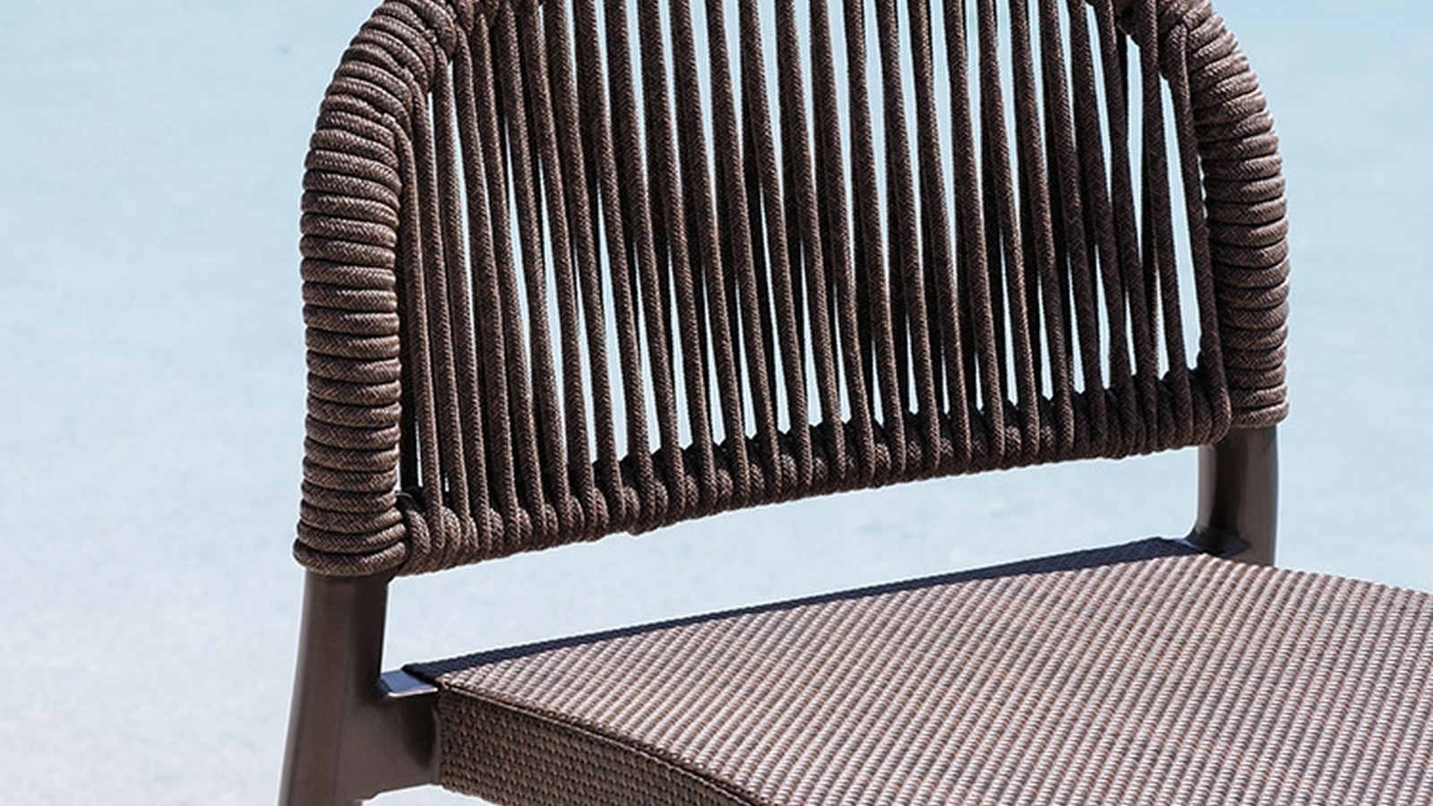 Sgabello in tessuto tecnico e alluminio Clever di Varaschin