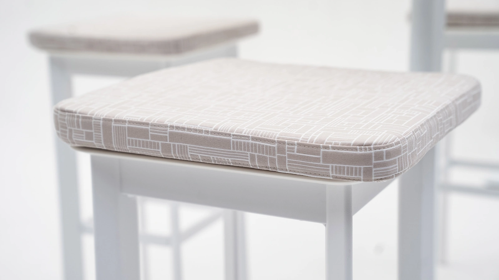Sgabello in alluminio con cuscino imbottito System di Varaschin