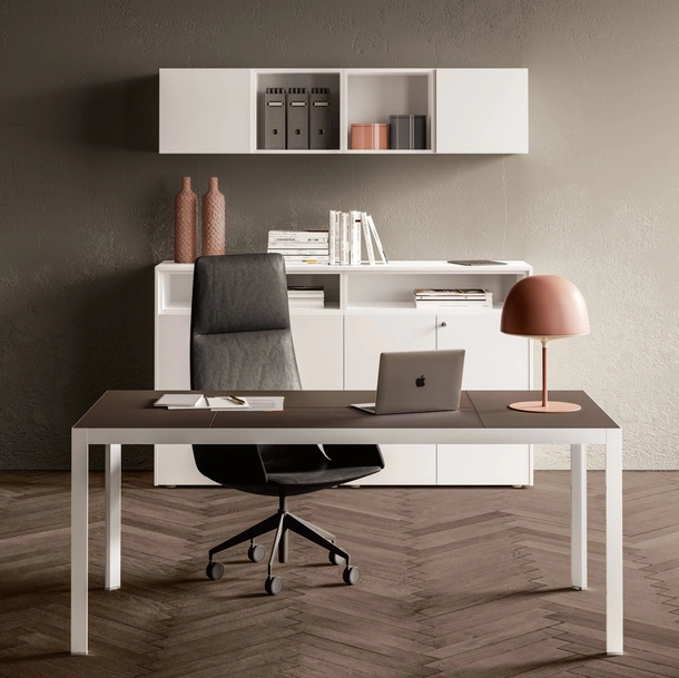 Scrivania Direzionale in pelle con gambe in metallo Hype 05 di About Office