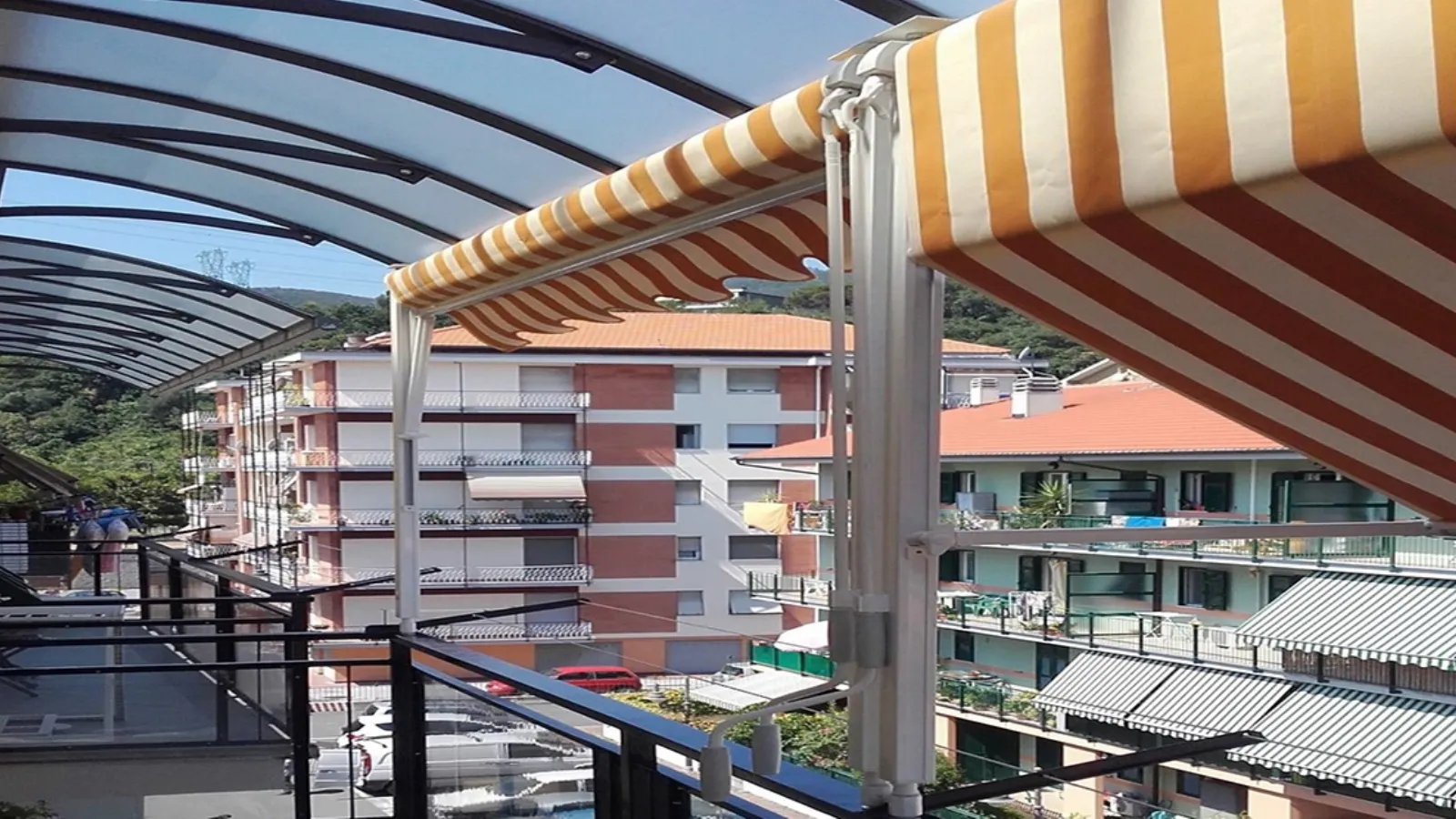 Tenda da sole TMS Silver a caduta con guide laterali di Va-ila