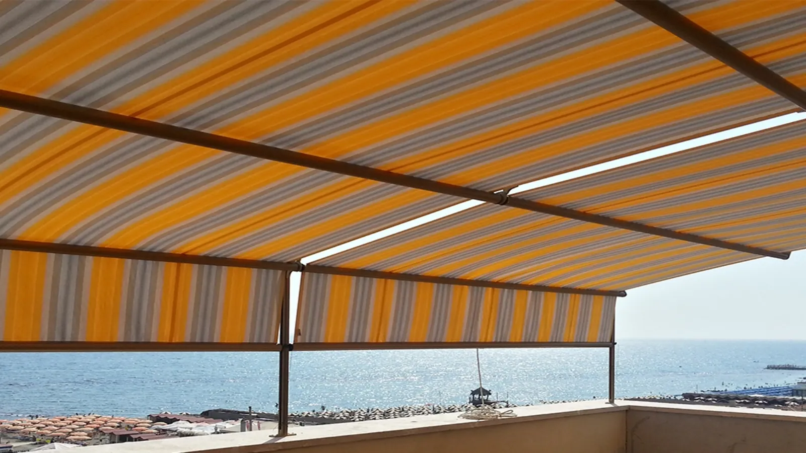 Tenda da sole TMT con guide di Va-ila