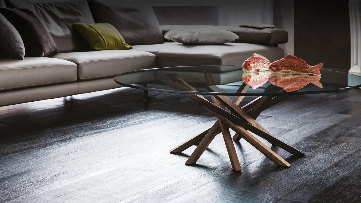 Tavolino con base in legno e piano tondo in cristallo Atari di Cattelan Italia