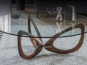 Tavolino con base in legno massello di Noce Canaletto e piano in cristallo Helix di Cattelan Italia