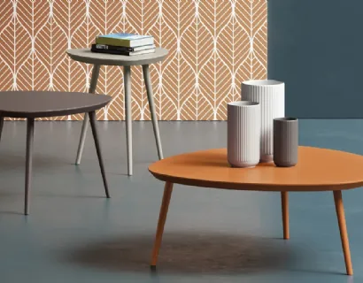 Tavolino con top in MDF pantografato di forma triangolare con angoli arrotondati e struttura in legno Gocce di Doimo Salotti