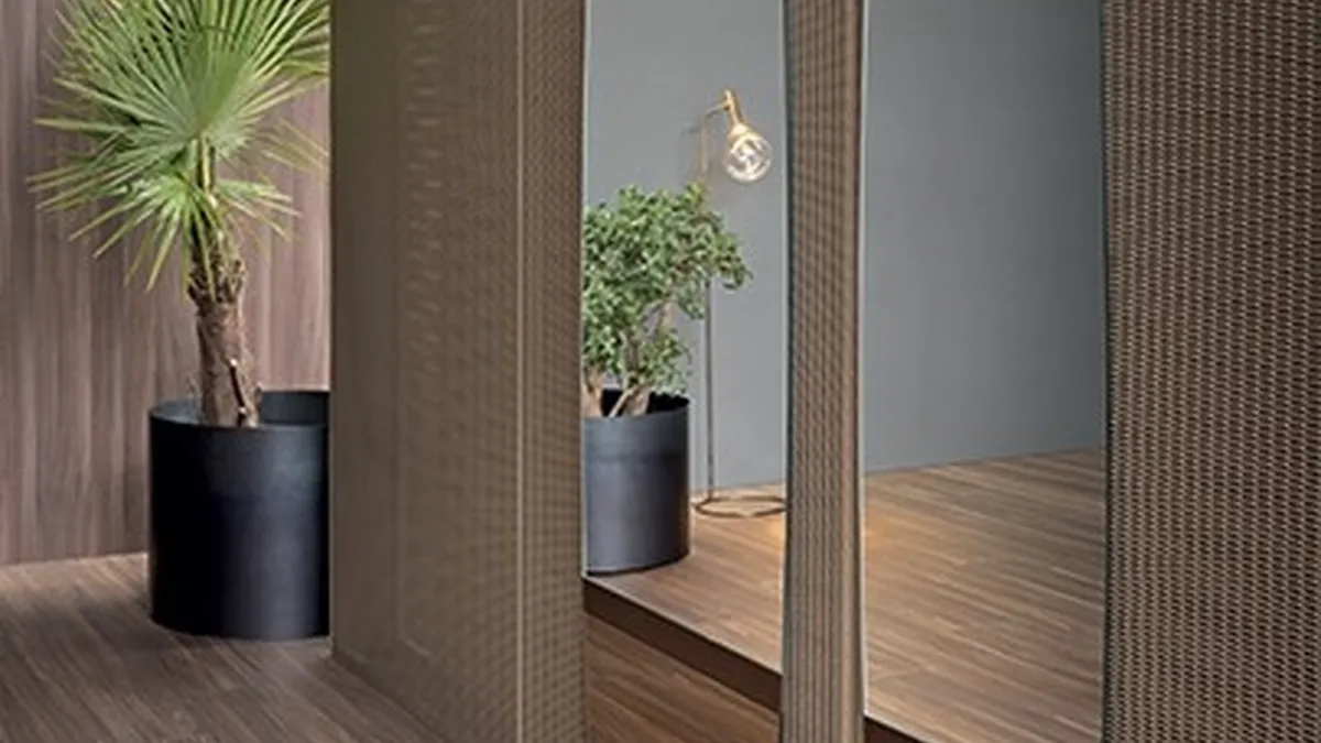 Specchio Lake con inserto in legno di Bonaldo