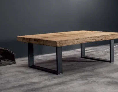 Tavolino moderno in rovere materico gambe a slitta in metallo Master di Devina Nais