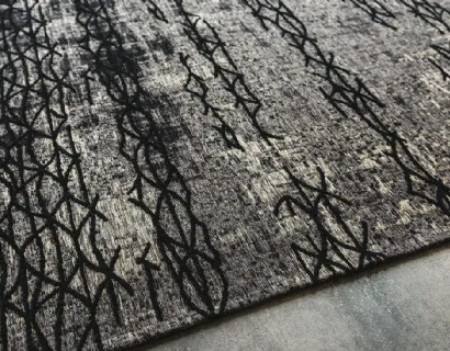Tappeto Mumbai grigio e nero tessuto in cotone e ciniglia a rilievo di Cattelan Italia