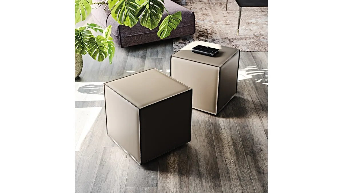 Pouf Cubo su ruote completamente rivestito in cuoio con cuciture in contrasto di Cattelan Italia