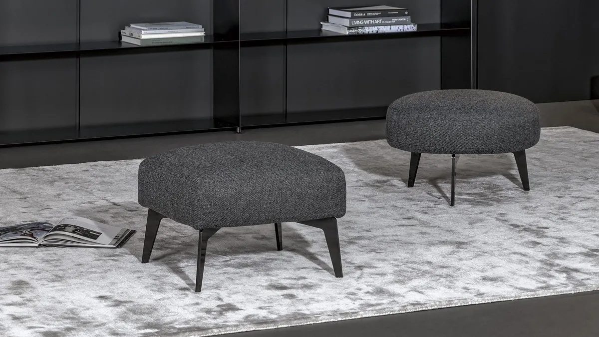 Pouf in tessuto imbottito con piedini Lovy di Bonaldo