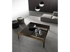 Tavolino quadrato Relevé con top in vetro lucido con vassoio in metallo incorporato e base in legno di Presotto