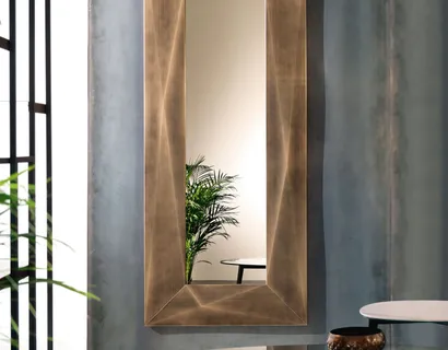 Specchio Diamond con cornice in ottone spazzolato di Riflessi