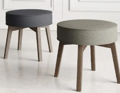 Pouf in tessuto con gambe in legno Rik di Doimo Salotti