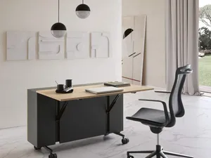 Scrittoio Scrivania Mobile compatto su ruote con top in legno e struttura in laccato opaco di Presotto