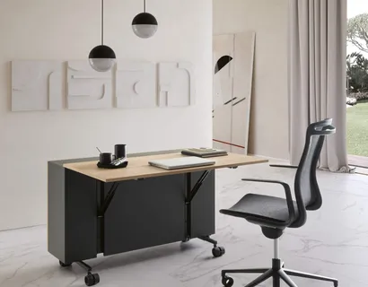 Scrittoio Scrivania Mobile compatto su ruote con top in legno e struttura in laccato opaco di Presotto