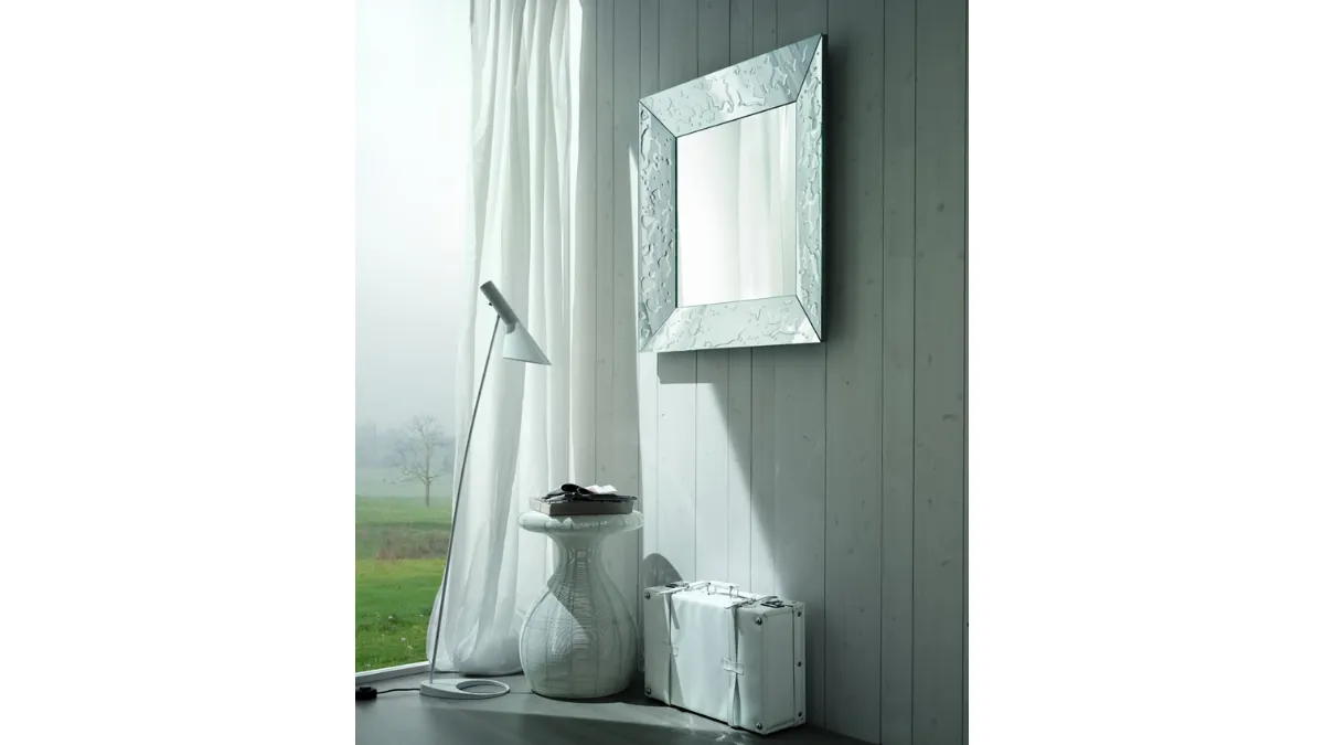 Specchio moderno Gocce con cornice in cristallo decorata a mano di Riflessi
