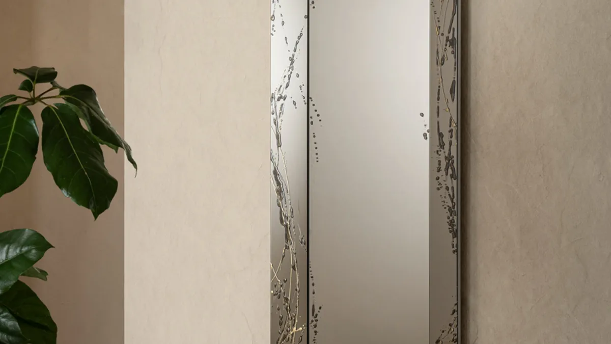 Specchio con cornice in cristallo inclinato con decorazione a rilievo Trapezio Art di Riflessi