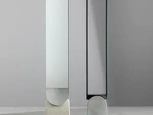 Specchio Vague Mirror con cornice in metallo e base in cemento di Bonaldo