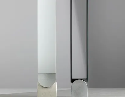 Specchio Vague Mirror con cornice in metallo e base in cemento di Bonaldo