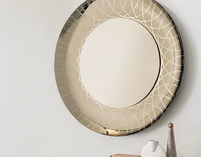 Specchio Vanity con cornice in cristallo specchiante bronzato in fusione con incisioni di Riflessi