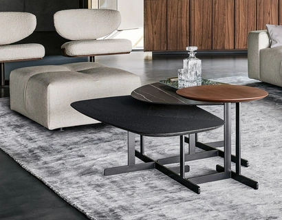 Tavolini sovrapponibili Kumo in legno o marmo di Bonaldo