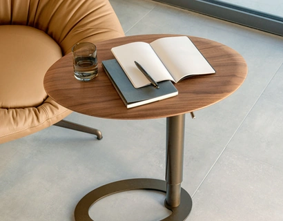 Tavolino ad altezza regolabile Tek con piano in legno di Riflessi