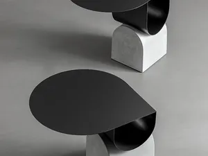 Tavolino Vague coffee table in metallo con base in cemento di Bonaldo