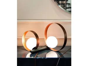 Lampada Bubble Duo da Tavolo formata da due anelli metallici di diversa dimensione e da due bulbi in vetro bianco satinato di Riflessi