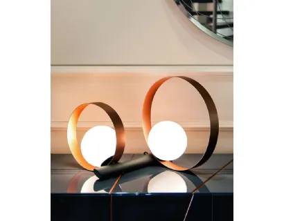 Lampada Bubble Duo da Tavolo formata da due anelli metallici di diversa dimensione e da due bulbi in vetro bianco satinato di Riflessi