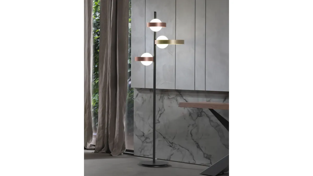 Lampada Bubble PT da Terra formata da tre anelli in metallo verniciato e tre bulbi in vetro bianco satinato di Riflessi