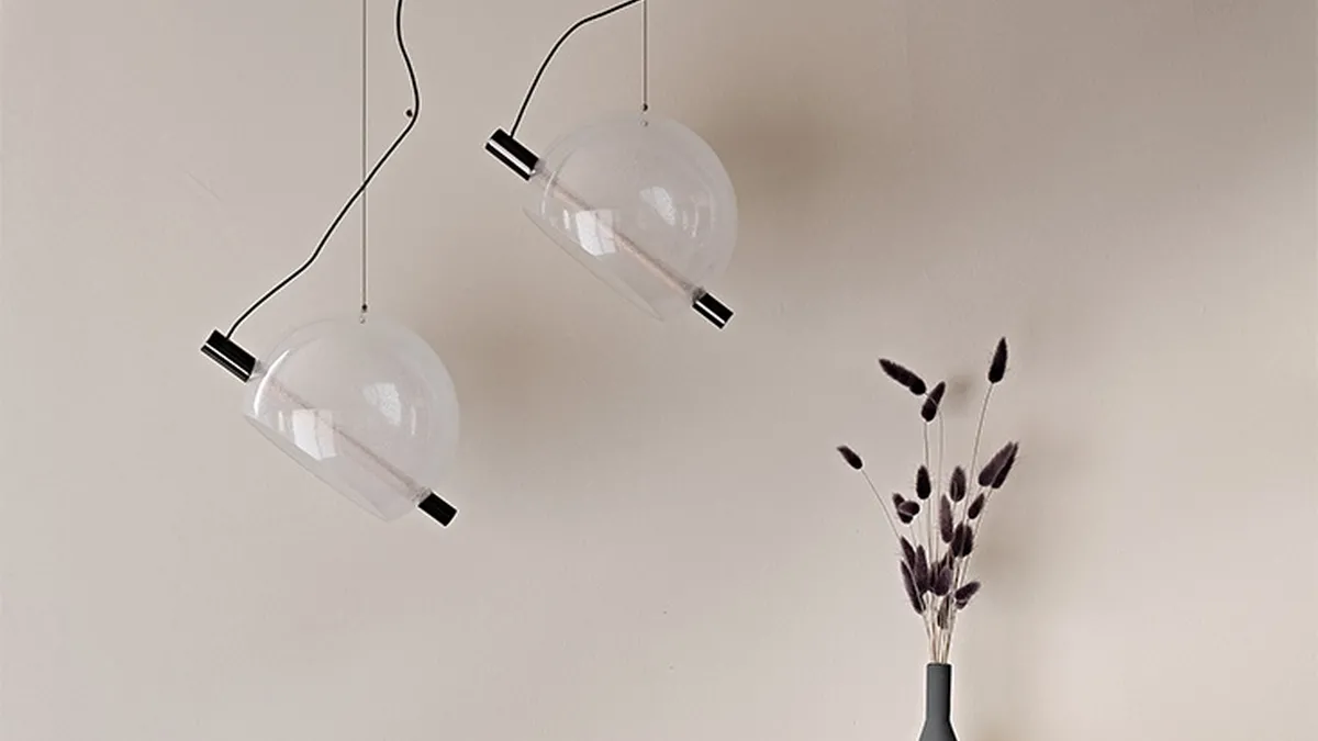 Lampada a sospensione con paralume in vetro soffiato trasparente o fumé Cody di Cattelan Italia