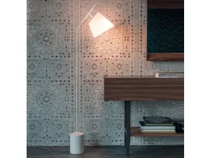 Lampada da terra con base in cemento e paralume in cotonette Karibù di Cattelan Italia