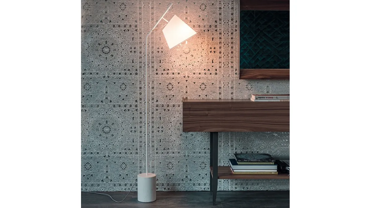 Lampada da terra con base in cemento e paralume in cotonette Karibù di Cattelan Italia