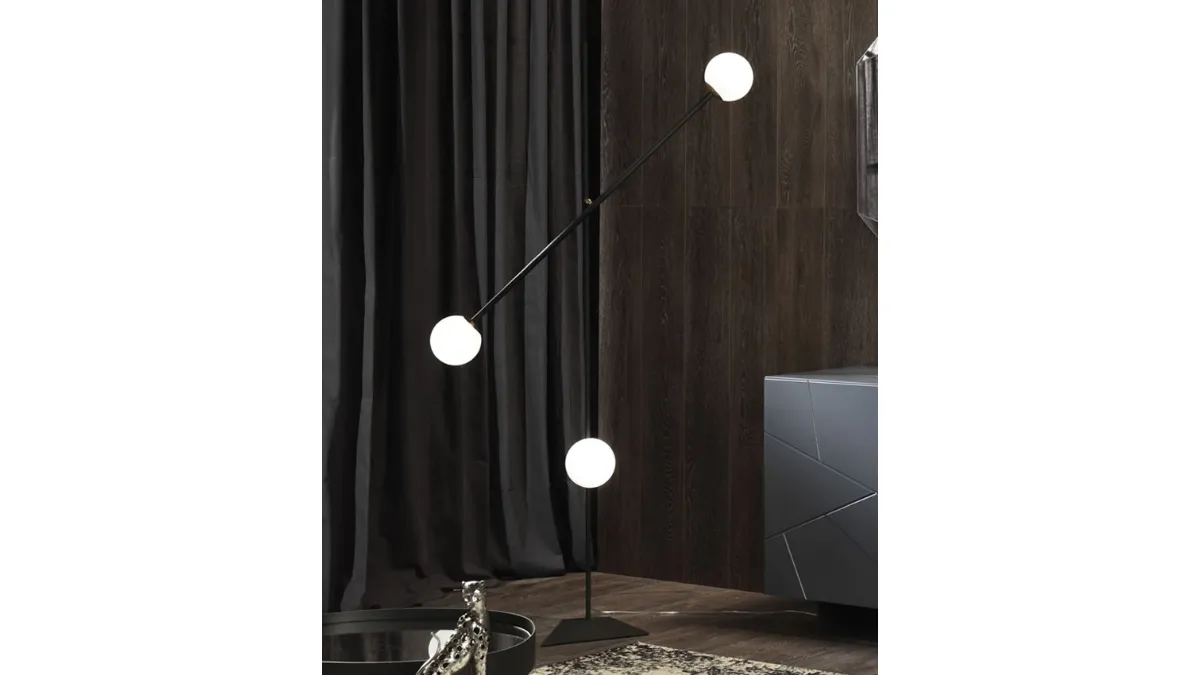 Lampada Meridian PT Terra in metallo con tre bulbi in vetro bianco satinato di Riflessi