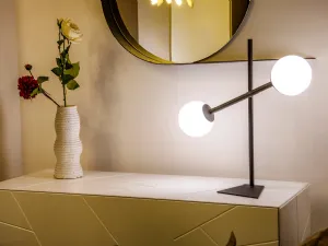 Lampada Meridian da Tavolo in metallo con due bulbi in vetro bianco satinato di Riflessi