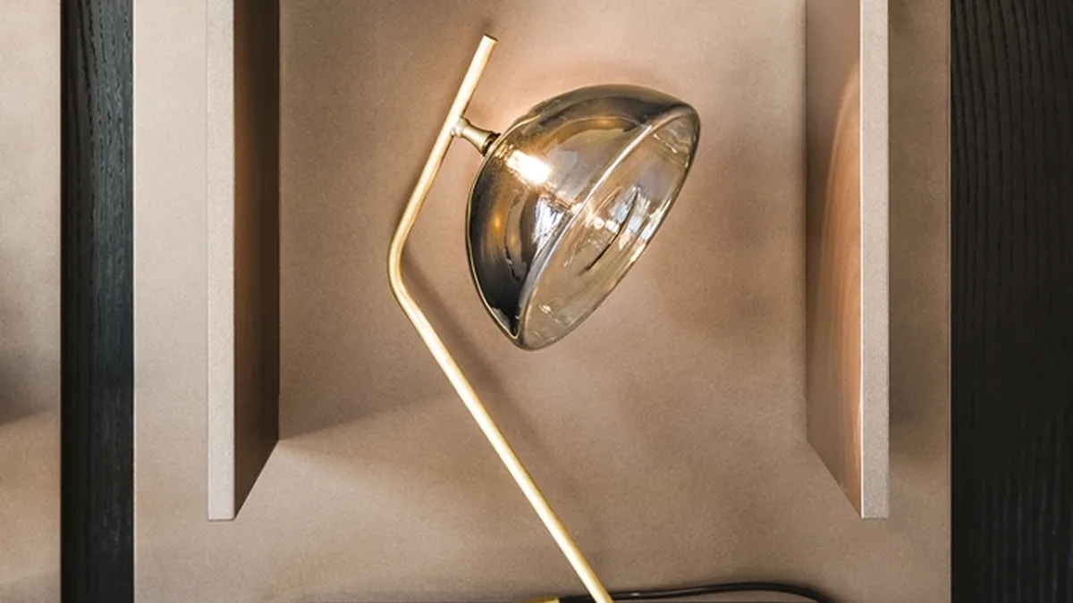 Lampada da tavolo in ottone con paralume in cristallo fumé Sunset di Cattelan Italia