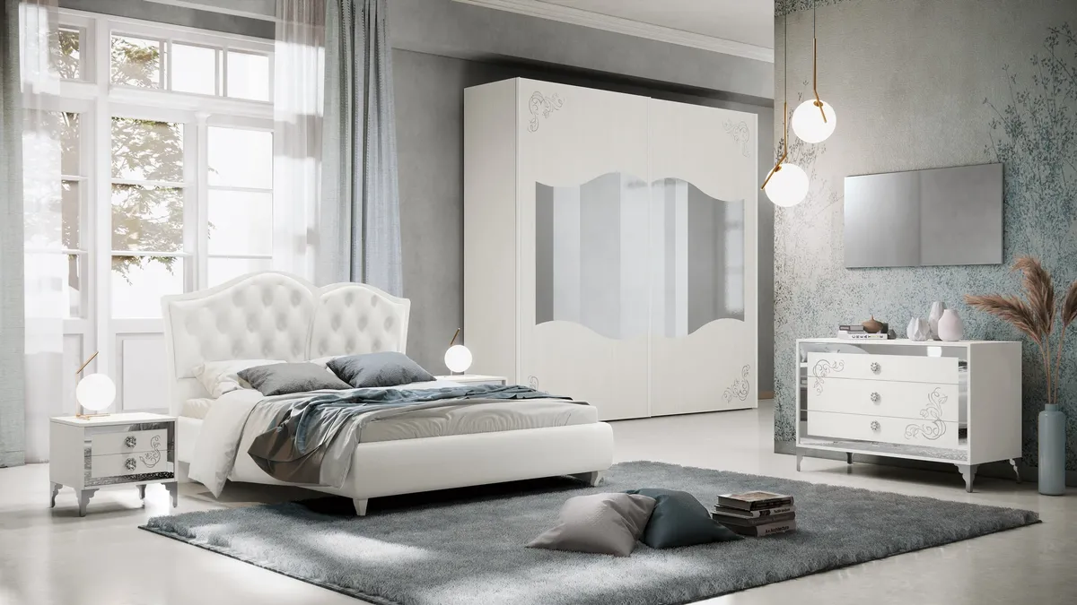 Armadio con ante scorrevoli in Frassino Bianco e decori in vetro glitter Argento con fascia a specchio Stopsol Fanny di Adriatica