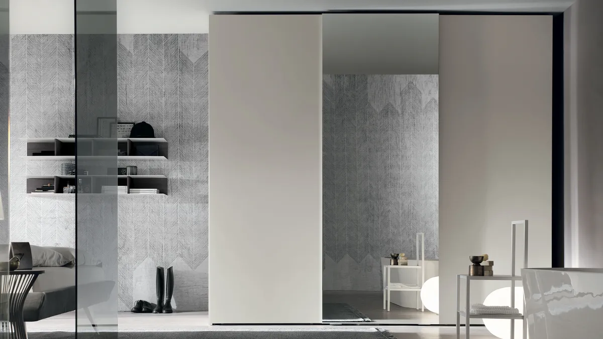 Armadio con anta scorrevole Gola in laccato opaco madreperla e specchio argentato di Tomasella