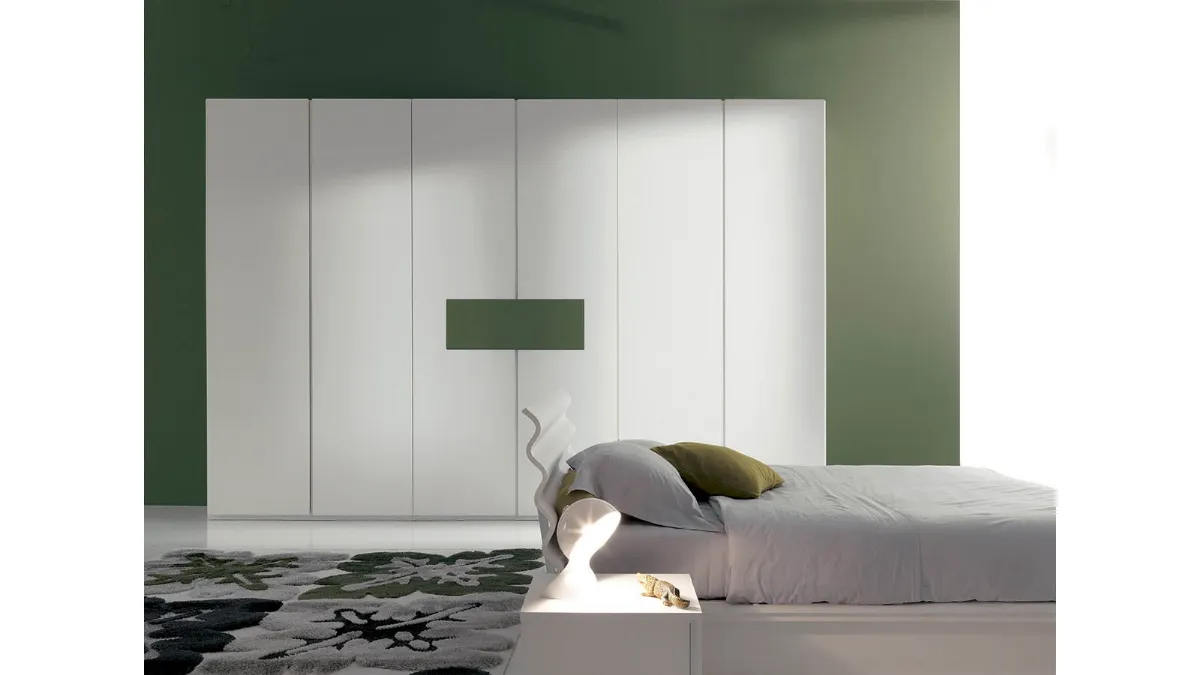 Armadio di design con ante battenti con porta tv estraibile in laccato bianco e verde Dream di Fimar