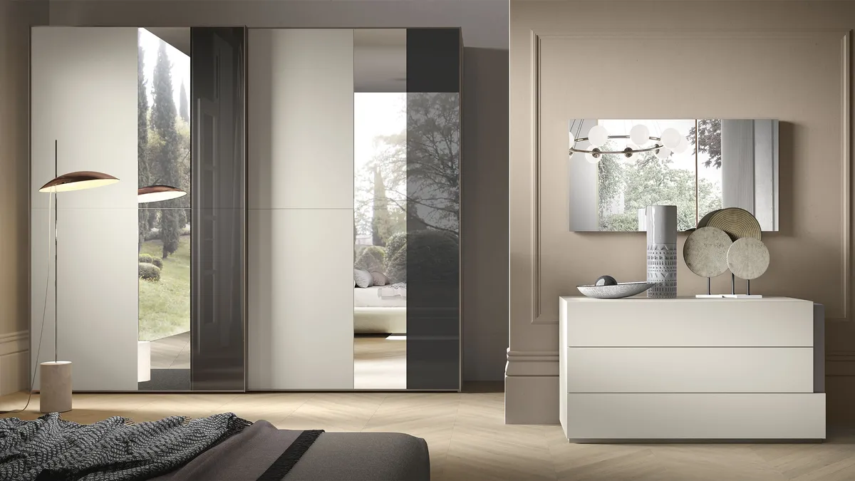 Armadio con ante scorrevoli Ermes laccato di Adriatica