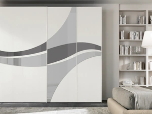 Armadio Mirea con ante scorrevoli in frassino e specchio di Adriatica