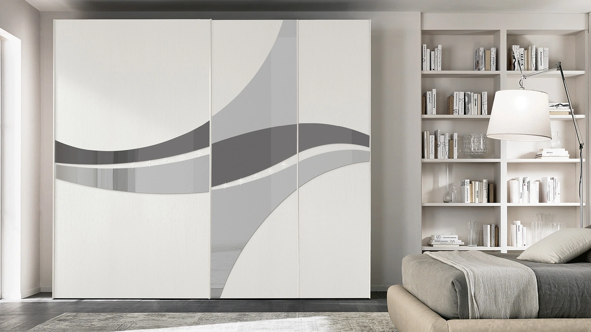 Armadio Mirea con ante scorrevoli in frassino e specchio di Adriatica